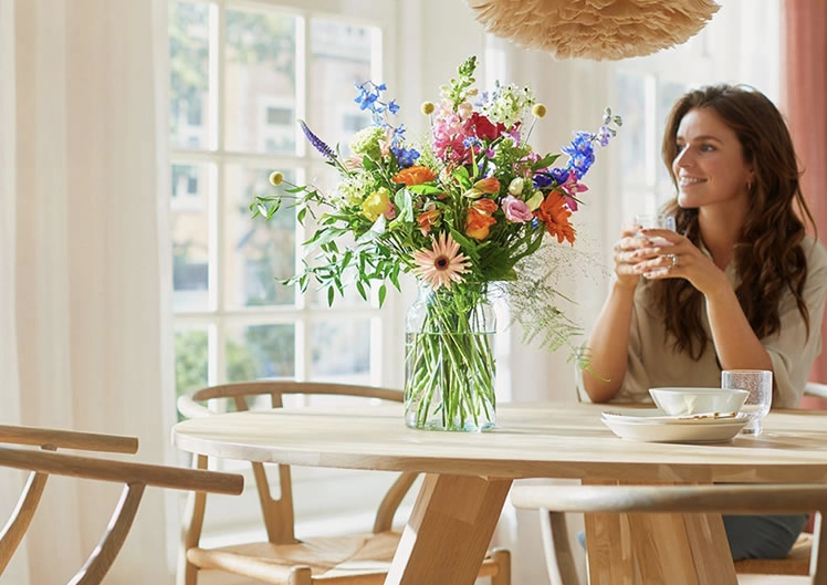 Blijde ontvanger met bloemen in Hasselt